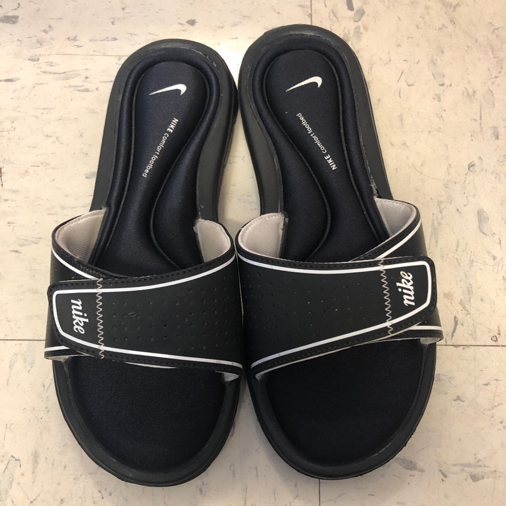 Women’s 8 Nike Comfort Footbed Slides